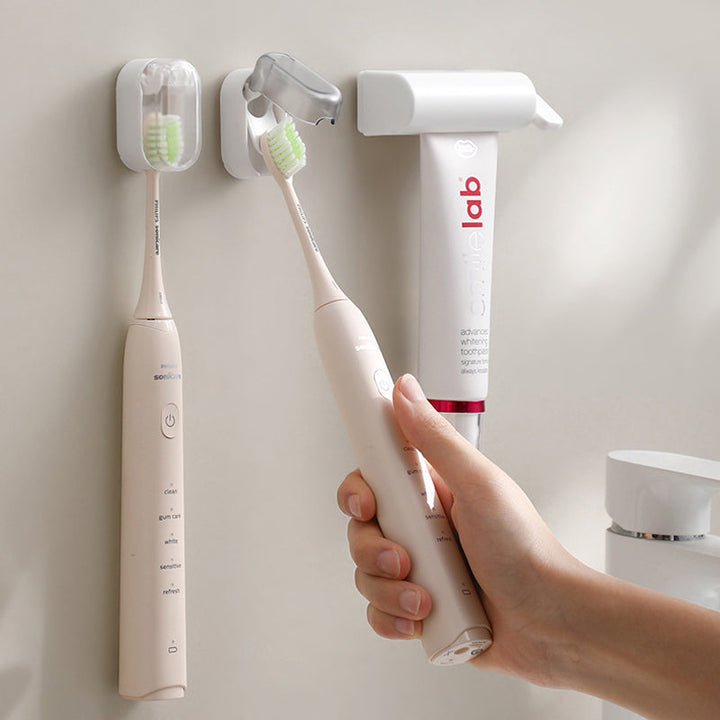 "Vit väggmonterad tandborsthållare i ABS-plast, med lock för hygienisk förvaring, platsbesparande design för små badrum."