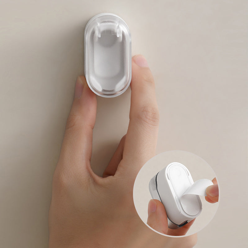 "Vit väggmonterad tandborsthållare i ABS-plast, med lock för hygienisk förvaring, platsbesparande design för små badrum."