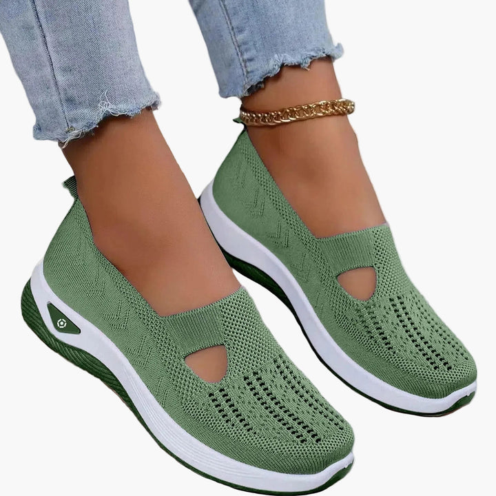 Vita damsneakers med andningsbar ovandel, ortopediskt fotstöd & halkfri sula. Bekväma vardagsskor för friskare fötter.