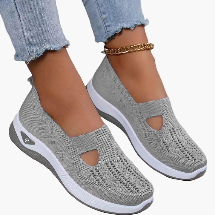 Ortopediska slip on damsneakers i stilren design med memory foam för maximal komfort. Perfekta vardagsskor.