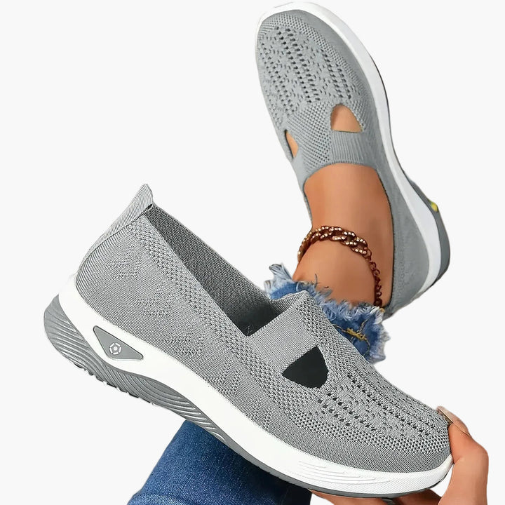 Kvinna går i bekväma ortopediska damsneakers med fotstöd, idealiska som träningsskor & året runt skor.
