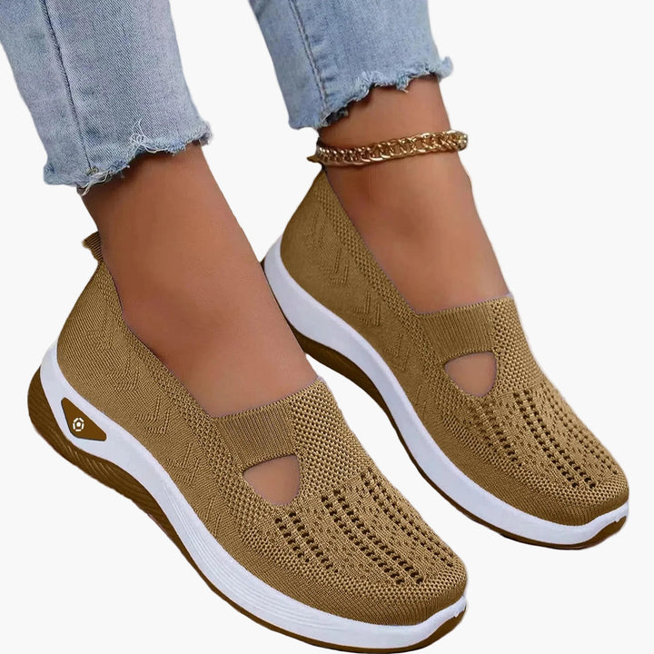 Ett par andningsbara ortopediska damsneakers med fotstöd, bekväma vardagsskor för friskare fötter året runt.