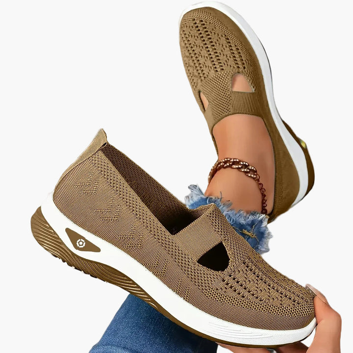 Insida av ortopedisk damsneaker med mjuk memory foam innersula för ultimat komfort och stötdämpning.