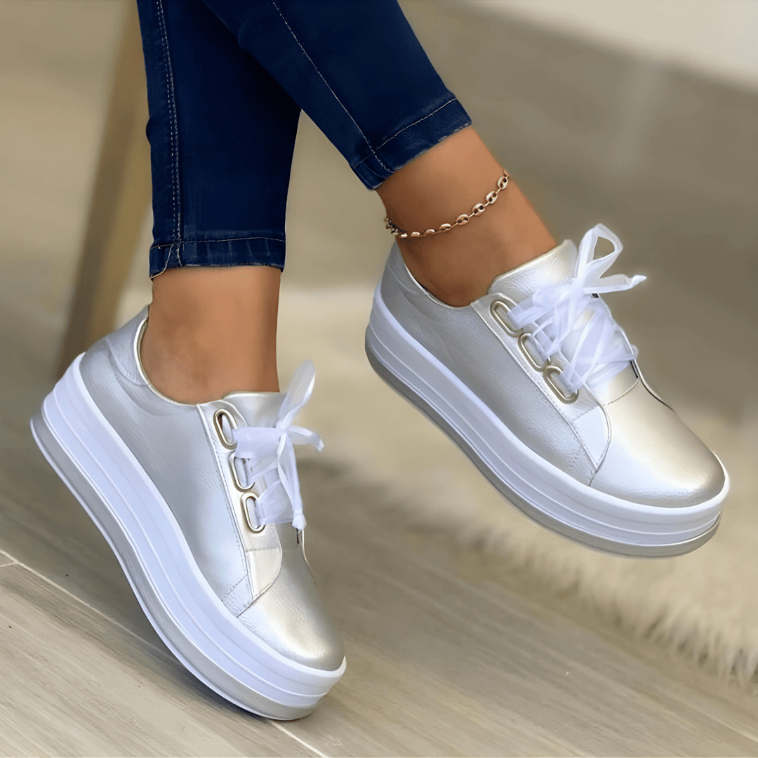 Casual damsneakers i vitt med en modern förhöjd sula, idealiska för en trendig look.