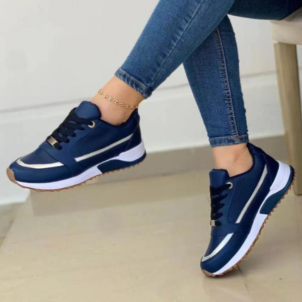 Detaljbild av damsneakers med flexibel sula och halkfri design, idealiska för aktiv komfort sommarskor.