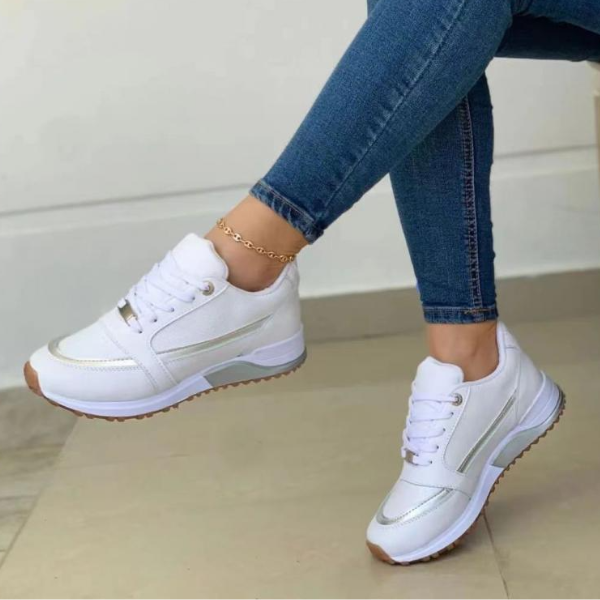 Kvinnors sneakers i sportig design, lätta och bekväma, utmärkta som andningsbara vardagsskor på våren.