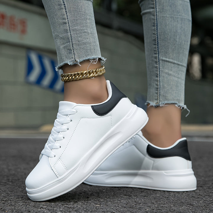 Snygga svartvita ortopediska dam sneakers. Perfekta promenadskor med hög komfort.