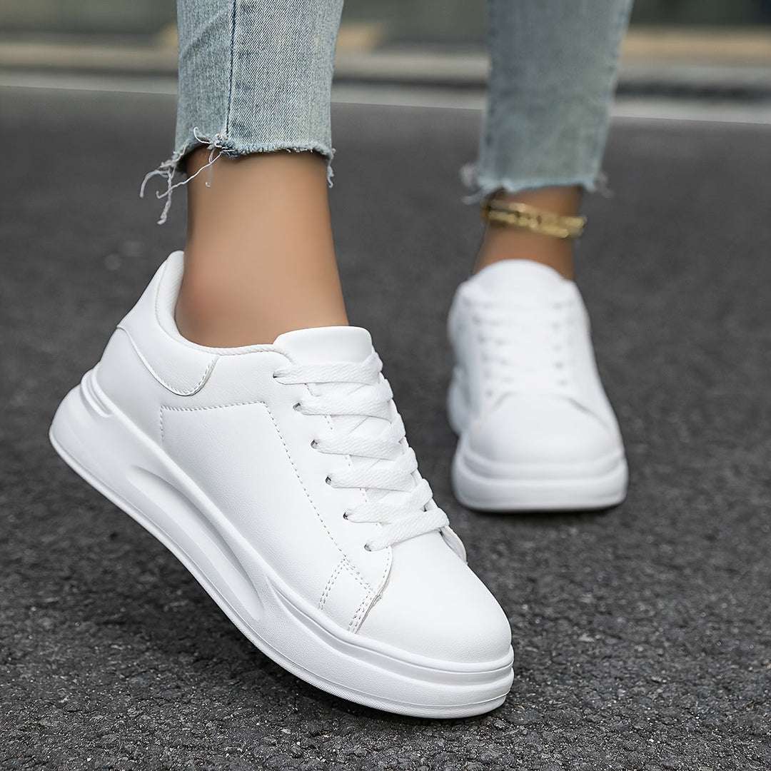 Svartvita dam sneakers med ergonomisk sula. Stödjande promenadskor för optimal komfort.