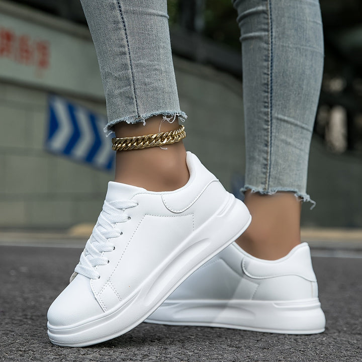 Detalj av andningsbart tyg på vita ortopediska damsneakers. Bekväma skor för aktiva dagar.