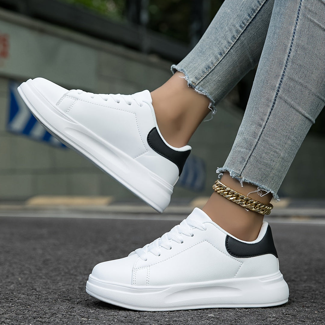 Närbild av den stötdämpande ortopediska sulan på damsneakers. Komfortskor för långa dagar.