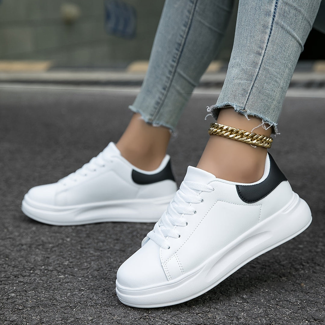 Ortopediska damsneakers bakifrån med förstärkt häl. Ger stöd och komfort för promenader.