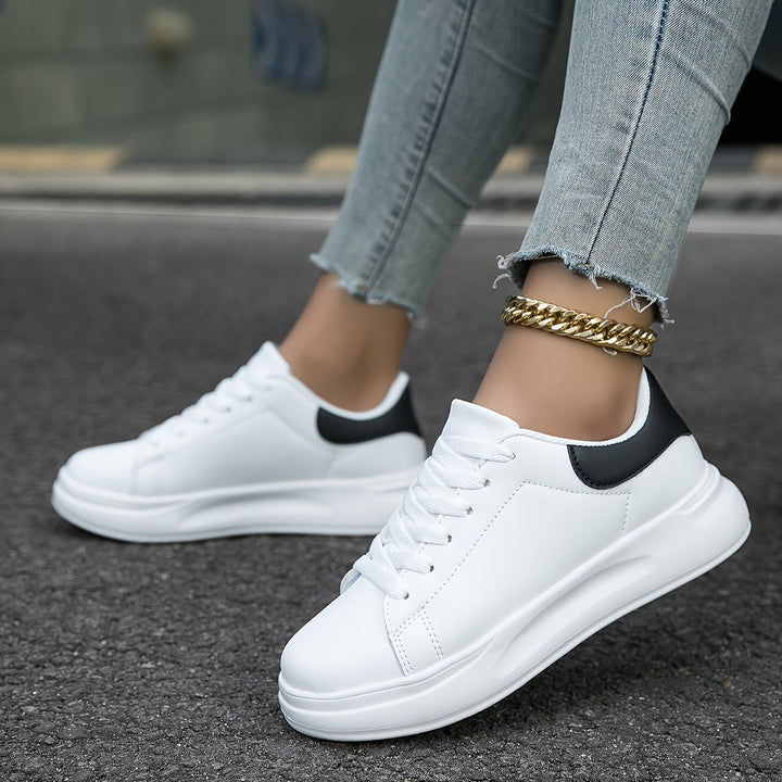 Ortopediska damsneakers bakifrån med förstärkt häl. Ger stöd och komfort för promenader.