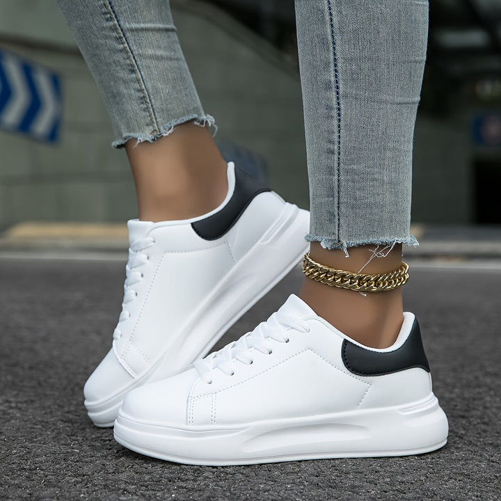 Eleganta vita ortopediska sneakers för dam. Bekväma skor med bra stöd för vardagsbruk.