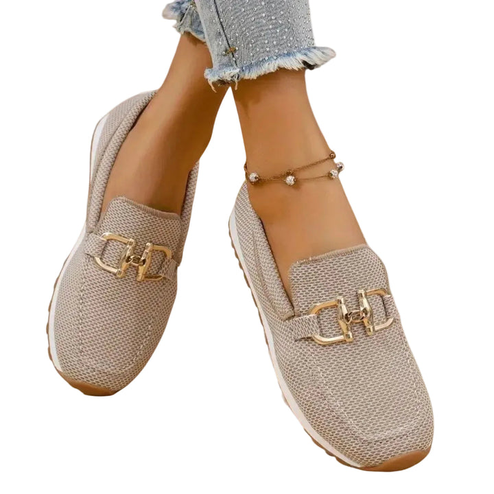 Vita slip-on loafers i canvas för dam, perfekta för vår och sommar, med flexibel sula.