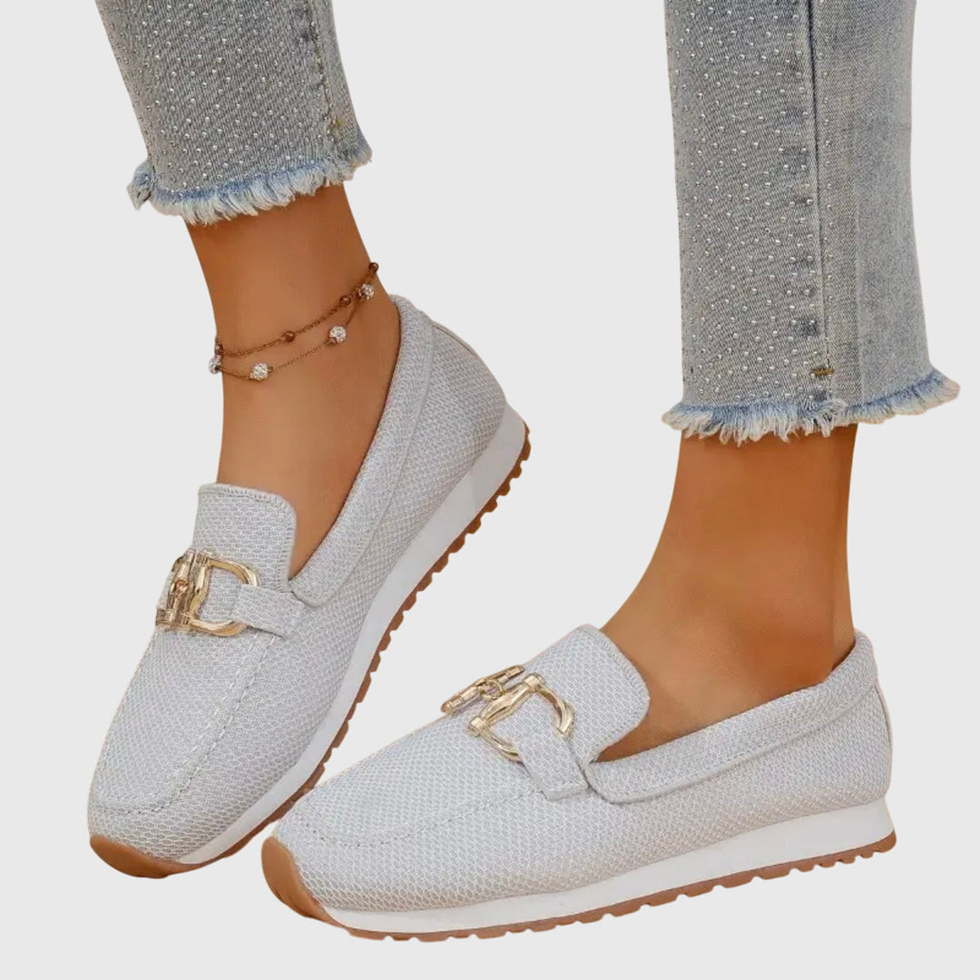 Överblick över bekväma slip-on loafers för dam i vardagsstil, med textur i tyget.