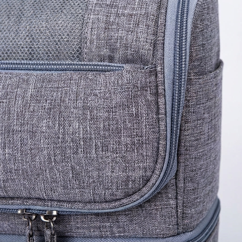 Organisationsväska med dubbelcompartment för toalettartiklar. Hängbar necessär för effektiv packning på resa.
