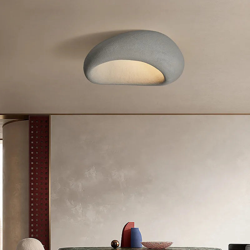 Elegant wabi-sabi taklampa, minimalistisk design för samtida inredning. Modern takbelysning.