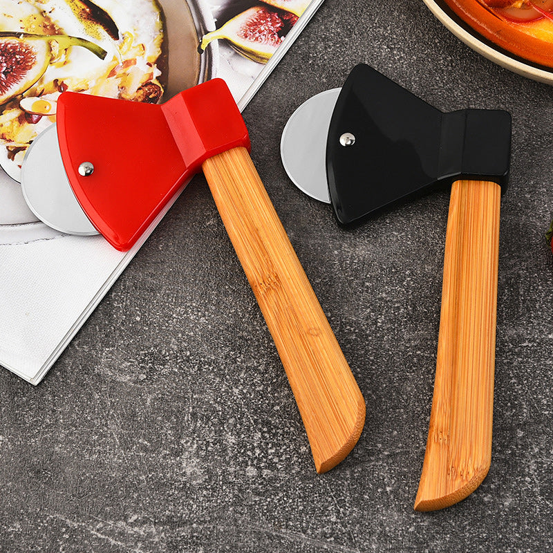 "Yxformat pizzahjul i rostfritt stål och trähandtag, kökstillbehör för effektiv pizzaskärning, unikt designad pizzaskärare."