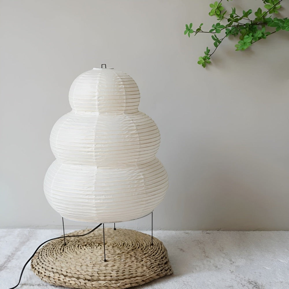 Elegant golvlampa i rispapper. Japansk design för modern inredning som skapar harmoni med varmt ljus.