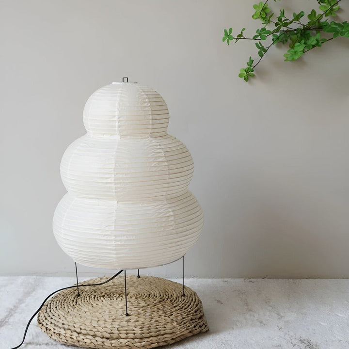 Elegant golvlampa i rispapper. Japansk design för modern inredning som skapar harmoni med varmt ljus.