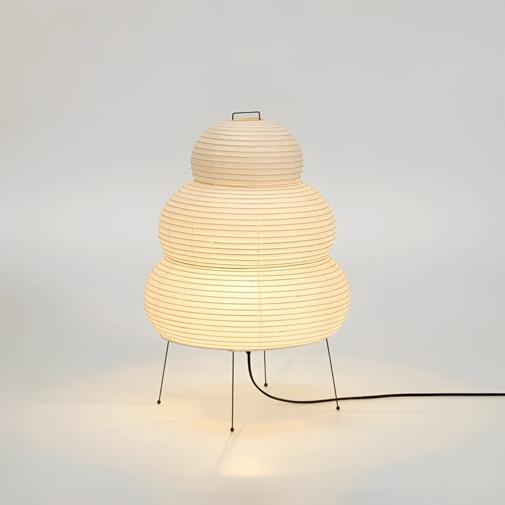 Zen Glow, en japansk golvlampa i rispapper som skapar lugn och harmoni med sitt varma ljus i hemmet.