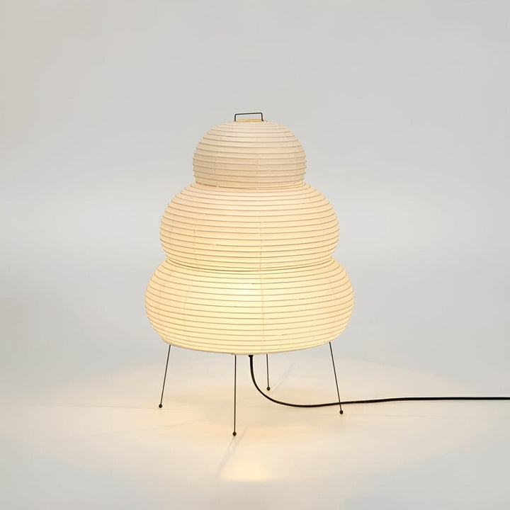 Zen Glow, en japansk golvlampa i rispapper som skapar lugn och harmoni med sitt varma ljus i hemmet.