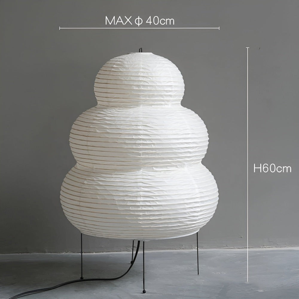 Stilren rispapperslampa för inredning. Japansk golvlampa ger mysig stämningsbelysning i vardagsrum.