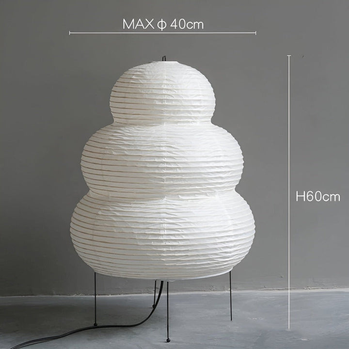 Stilren rispapperslampa för inredning. Japansk golvlampa ger mysig stämningsbelysning i vardagsrum.